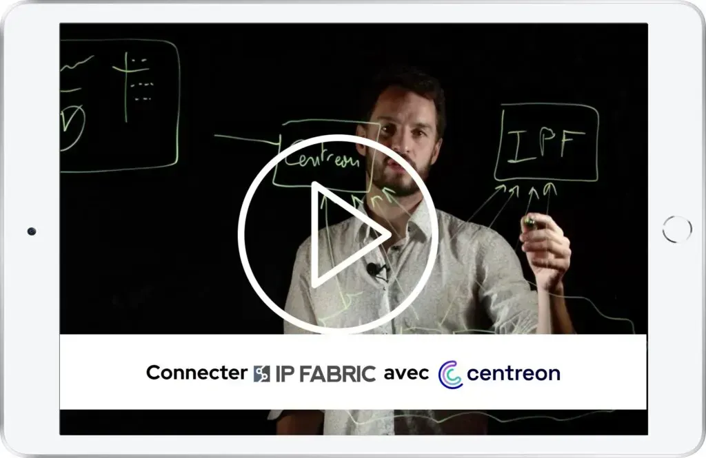 Vidéo « Connecter IP Fabric avec Centreon » : un intervenant explique l'intégration en schématisant les deux solutions sur un tableau transparent
