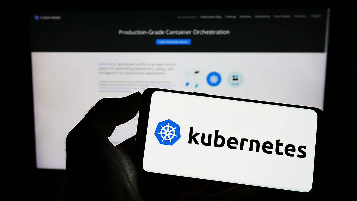 Logo Kubernetes sur un smartphone devant le site de Kubernetes